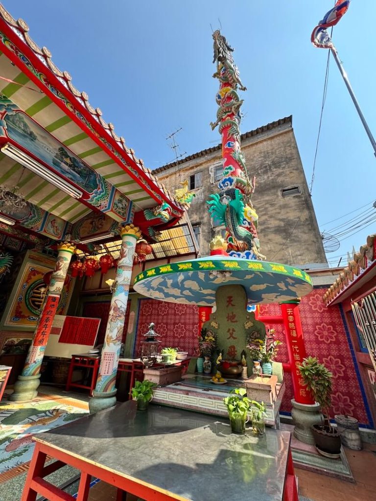 One of the dragon pillars in the shrine area of the Hok Lien SHrine in Talat Noi that makes you curious to enter
