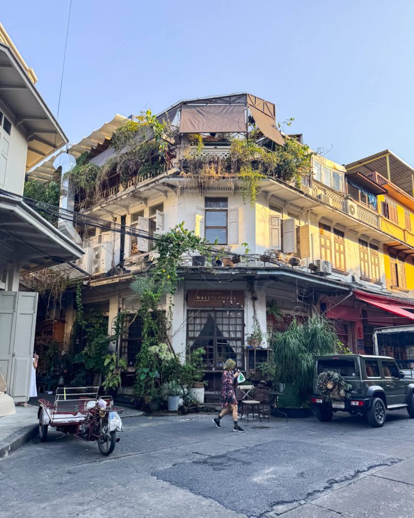 Sunny day in Talat Noi, Bangkok as the sun goes down