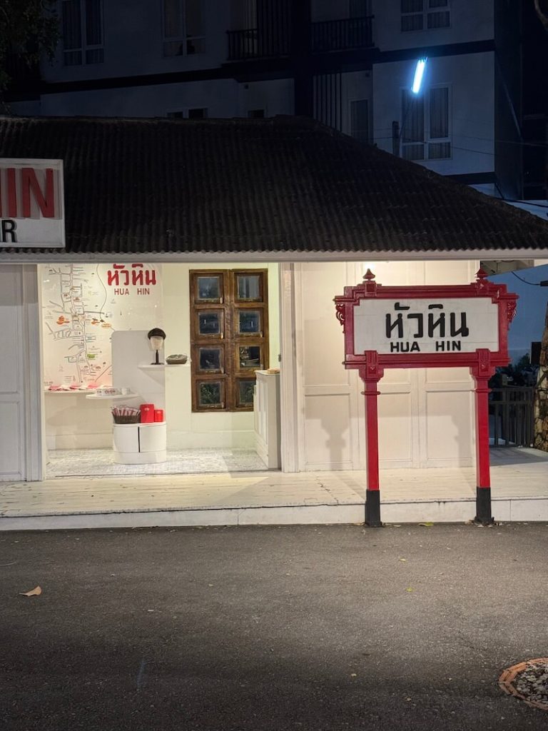 Street sign that reads Hua Hin at a souvenir shop area